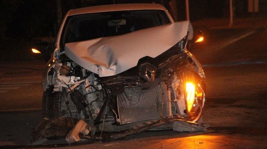 Otomobille Minib&uuml;s &Ccedil;arpıştı: 1 Yaralı