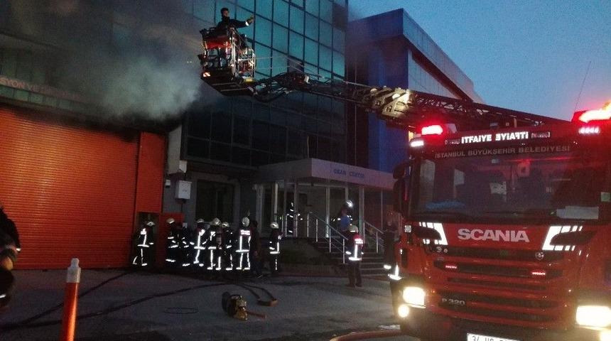 Kağıthane&rsquo;de 5 Katlı İş Merkezi Yandı