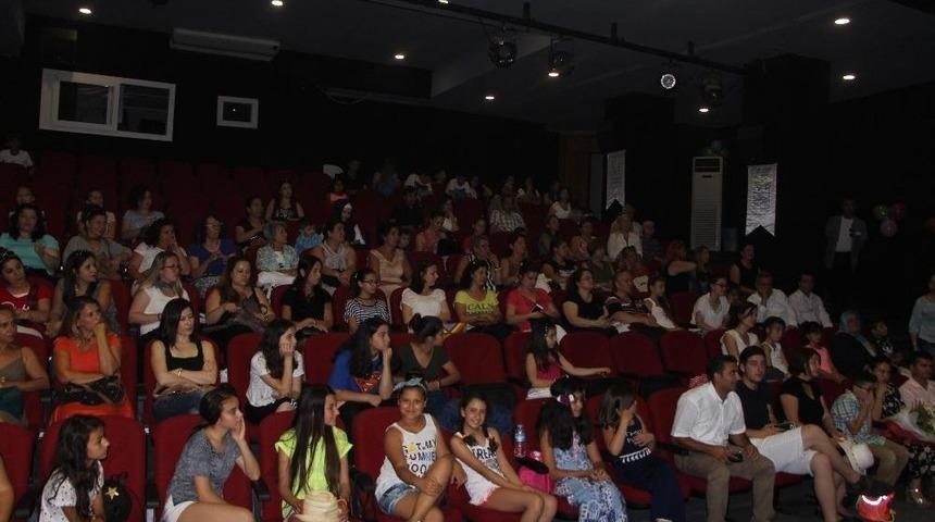 Kuşadası Belediye Tiyatrosu Kursiyerleri Sertifikalarını Aldı