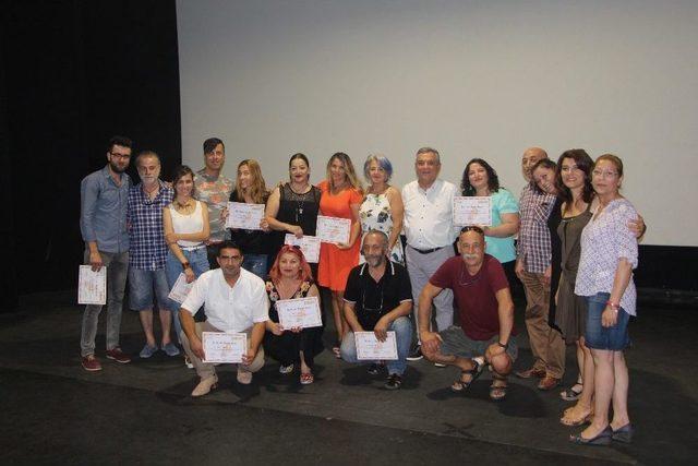 Kuşadası Belediye Tiyatrosu Kursiyerleri Sertifikalarını Aldı