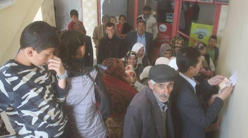 Taşlı&ccedil;ay Belediyesi Dar Gelirli Ailelere Bayram Yardımında Bulundu