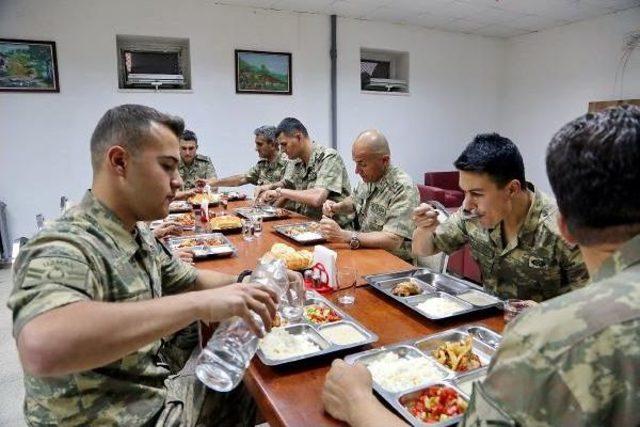 Dağlıca Taburu'nda Asker Karavanayı Kendisi Hazırlıyor