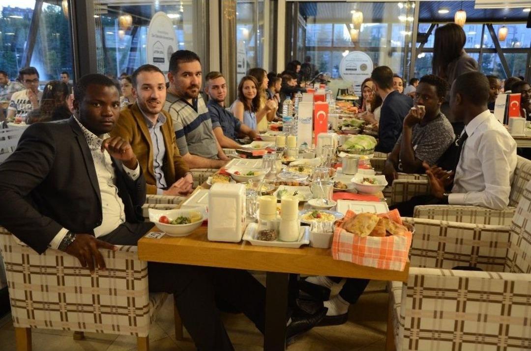 (&ouml;zel Haber) 50 Farklı &Uuml;lkeden Gelerek T&uuml;rkiye&rsquo;de İftar Yaptılar