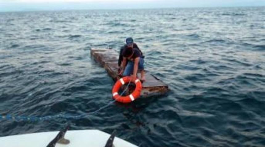 Van G&ouml;l&uuml;'nde Mahsur Kalan Gen&ccedil;leri Jandarma Kurtardı