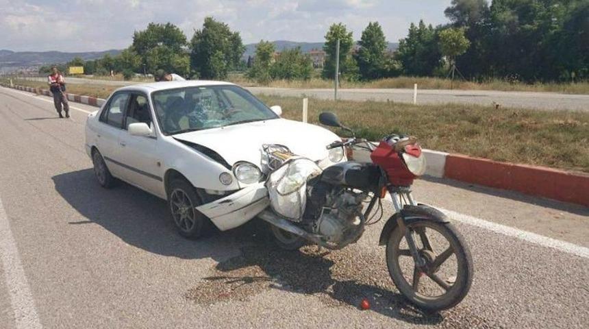 Motosiklet Arabaya Saplandı: 2 Yaralı