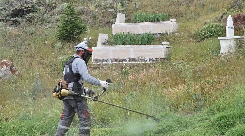 Mezarlıklarda Bayram Temizliği