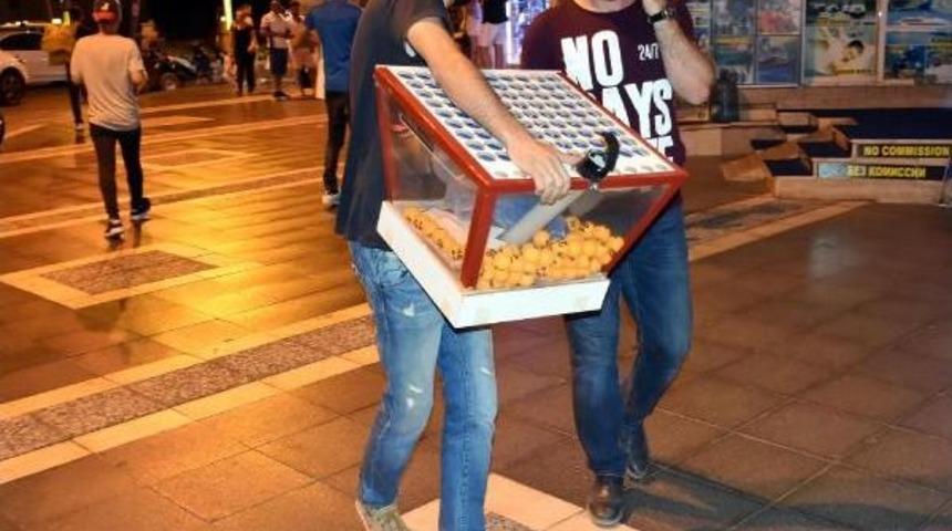 Marmaris'te Ruhsatsız Kahveye 'tombala' Operasyonu