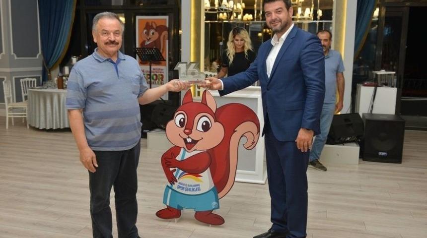 Spor Şenlikleri&rsquo;ne Katkıda Bulunanlara Teşekk&uuml;r Plaketi
