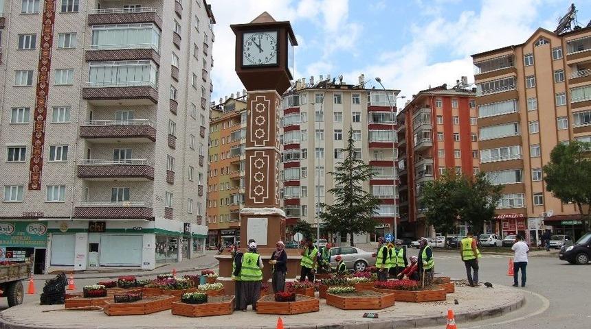 Seydişehir&rsquo;de Saat Kulesinin Etrafına Peyzaj &Ccedil;alışması