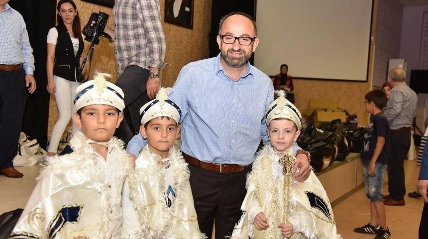 Başkan &Uuml;z&uuml;lmez &Ccedil;ocukların S&uuml;nnet Kıyafetlerini Dağıttı