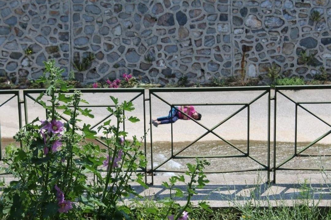 (&ouml;zel Haber) Gece Dereye Atladı, Sabah Tesad&uuml;fen Temizlik İş&ccedil;ileri Bu Halde Buldu