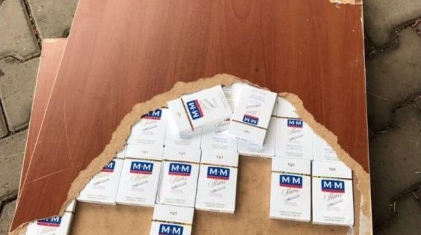 Suntaların Arasından Ka&ccedil;ak Sigara &Ccedil;ıktı