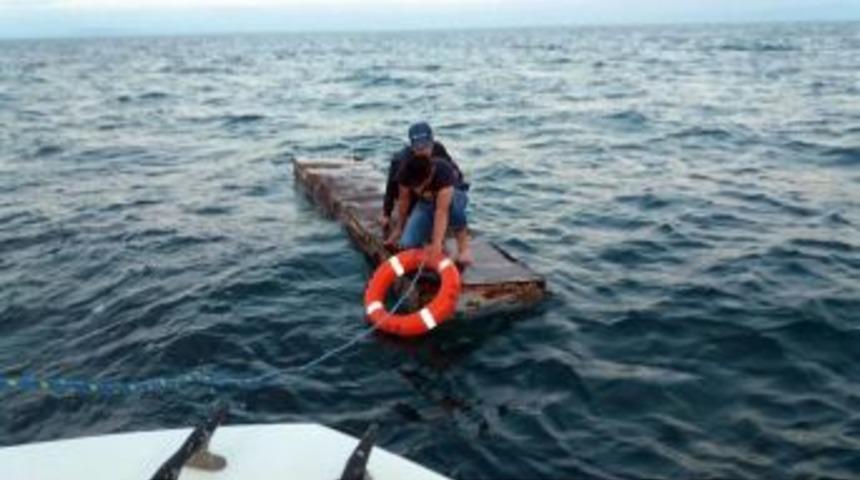 Van G&ouml;l&uuml;nde Mahsur Kalan Kardeşleri Jandarma Kurtardı