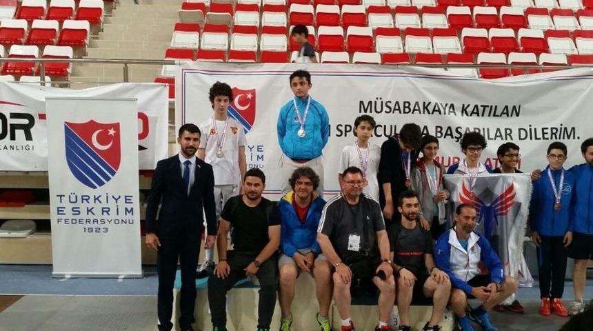 Minik Eskrimciler T&uuml;rkiye Şampiyonasında Başarılı Oldu