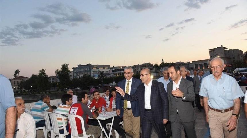 Vali Demirtaş, Taşk&ouml;pr&uuml;&rsquo;de Vatandaşlar İle İftarda Bir Araya Geldi