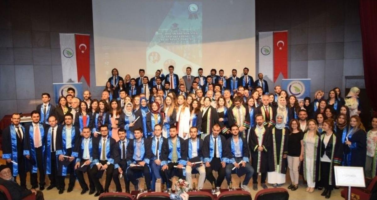 D&uuml;zce &Uuml;niversitesi Tıp Fak&uuml;ltesi Yeni D&ouml;nem Mezunlarını Verdi