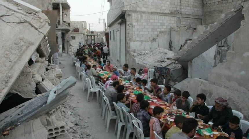 Kuşatma Altındaki Doğu Guta&rsquo;da Her G&uuml;n 4 Bin Kişiye İftar