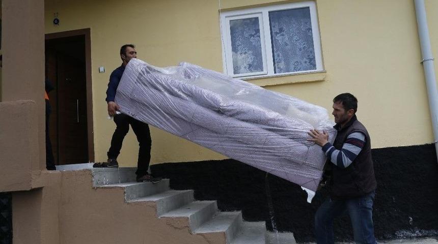 G&ouml;lbaşı Belediyesi&rsquo;nden Evi Yanan Aileye Yardım Eli