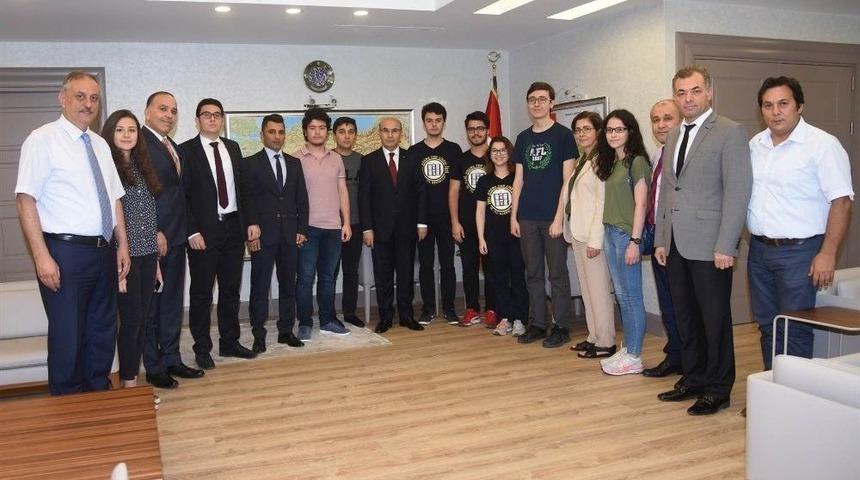 Ygs&rsquo;de İlk 100&rsquo;e Giren &Ouml;ğrenciler, Başarılarını Vali Demirtaş İle Paylaştı