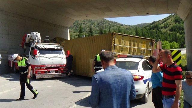 Kütahya’da Tır Devrildi: 1 Yaralı