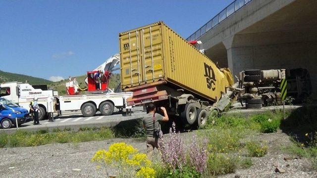 Kütahya’da Tır Devrildi: 1 Yaralı