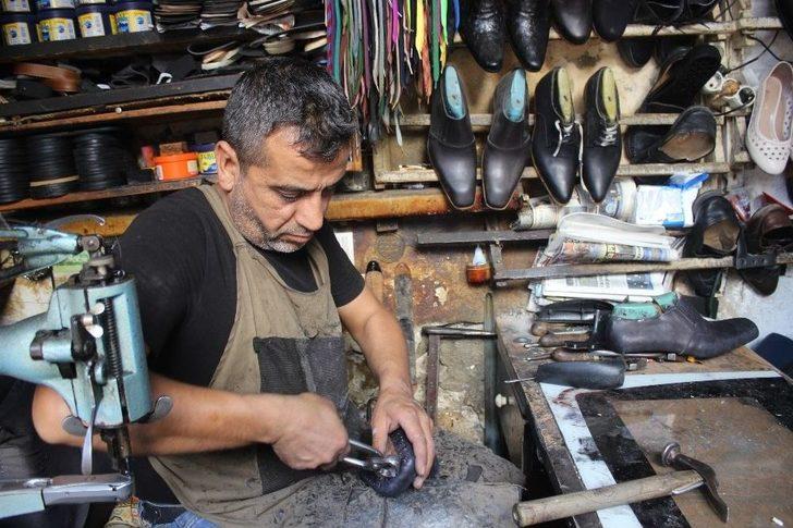 Ayakkabı Tamir Ustası Teknolojiye Dayanmaya Çalışıyor