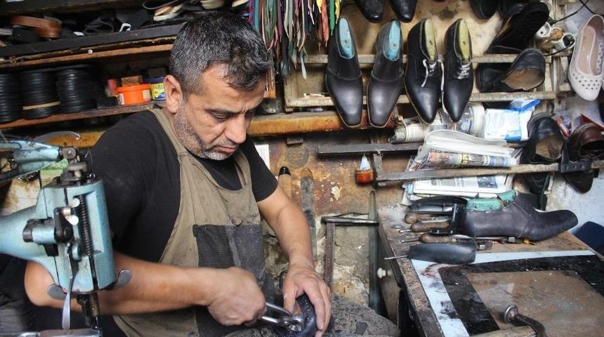 Ayakkabı Tamir Ustası Teknolojiye Dayanmaya &Ccedil;alışıyor