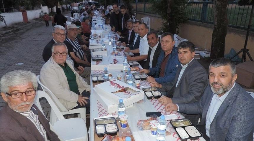 Ak Parti&rsquo;den Mahalle Sakinlerine İftar Yemeği