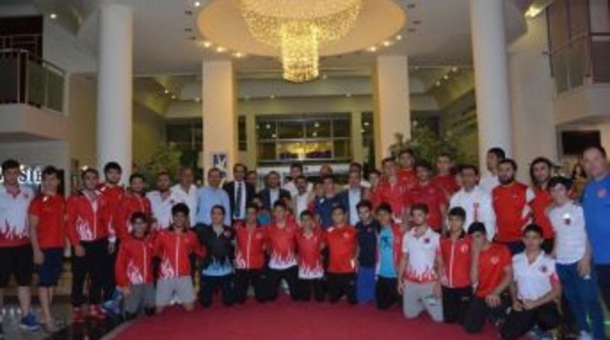 Vali Aktaş Ve Milletvekili A&ccedil;ıkg&ouml;z G&uuml;reş Milli Takım Kampını Ziyaret Etti