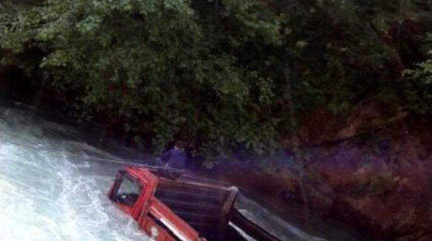 15 Yaşındaki &Ccedil;ocuk Kullandığı Kamyonla Dereye U&ccedil;tu