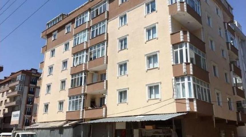 6 Katlı Apartmanın Terasından D&uuml;şen Kadın &Ouml;ld&uuml;