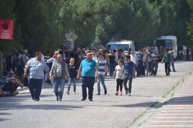 Askerlerin Yemekten Zehirlendiği Manisa Piyade Eğitim Tugayı'nda Yemin Töreni