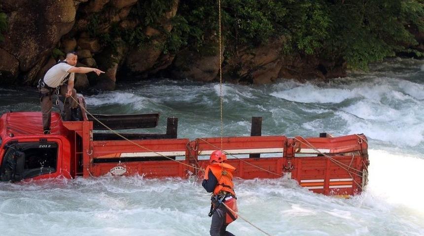 Babasından Habersiz Aldığı Kamyonetle Dereye U&ccedil;tu