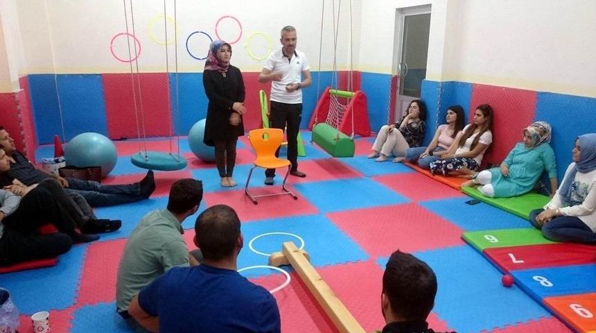 &acute;oyun Terapisi Eğitimi&acute; Verildi