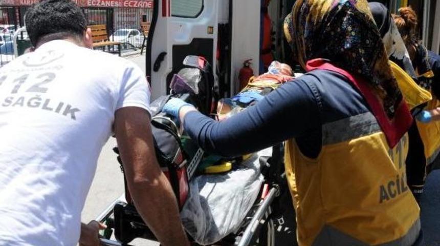 Otomobilden Yola D&uuml;şen &Ccedil;ocuk Ağır Yaralandı