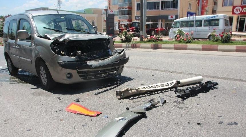 Tıra Arkadan &Ccedil;arptı, Şans Eseri Yaralan Olmadı