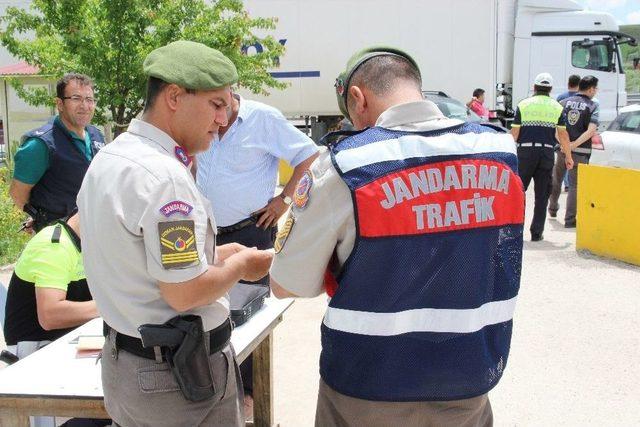 Sivas’ta Polis Ve Jandarmadan Bayram Uygulaması