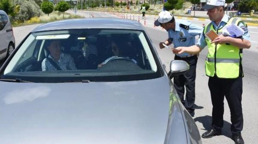 Sivas'ta Emniyet Kemeri Takana Polisten Hediye