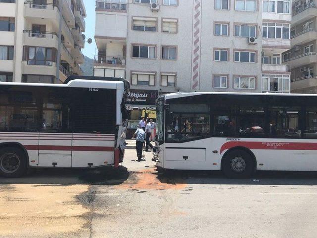 Halk Otobüsleri Çarpıştı: 11 Yaralı