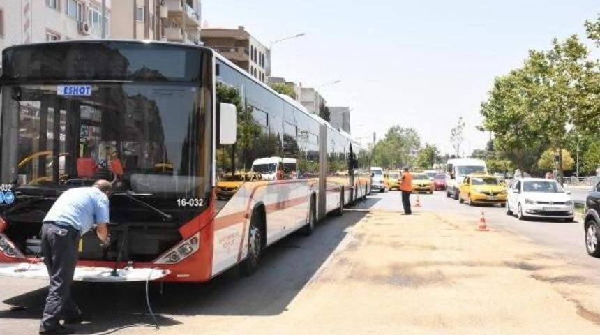 İzmir'de Belediye Otob&uuml;sleri &Ccedil;arpıştı: 11 Yaralı