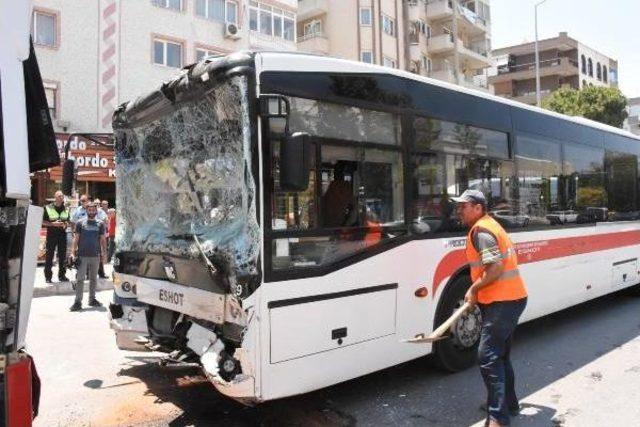 İzmir'de Belediye Otobüsleri Çarpıştı: 11 Yaralı