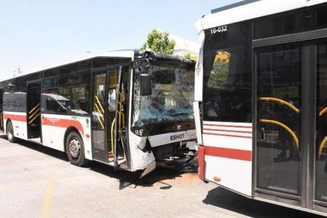 İzmir'de Belediye Otobüsleri Çarpıştı: 11 Yaralı