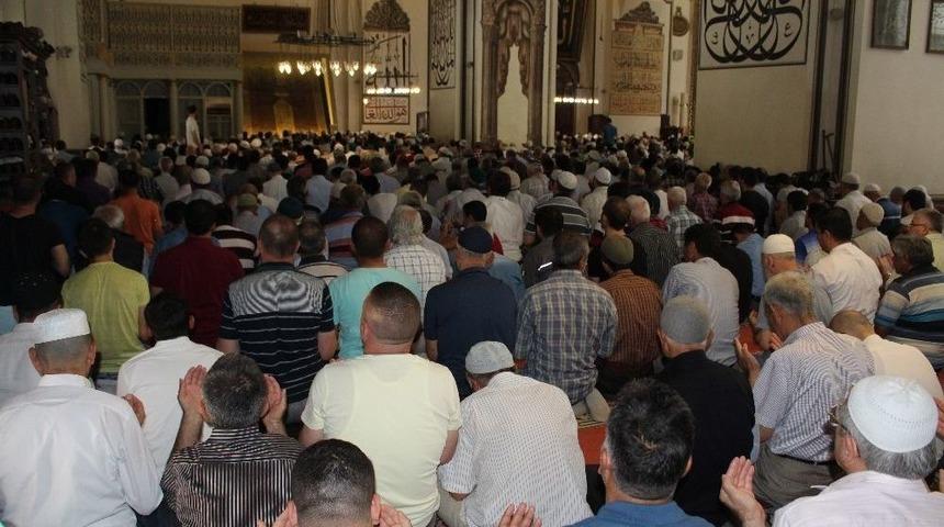Bursalılar Ramazan&rsquo;ın Son Cuma Namazında Ulu Cami&rsquo;ye Akın Etti