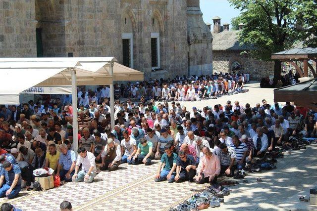 Bursalılar Ramazan’ın Son Cuma Namazında Ulu Cami’ye Akın Etti