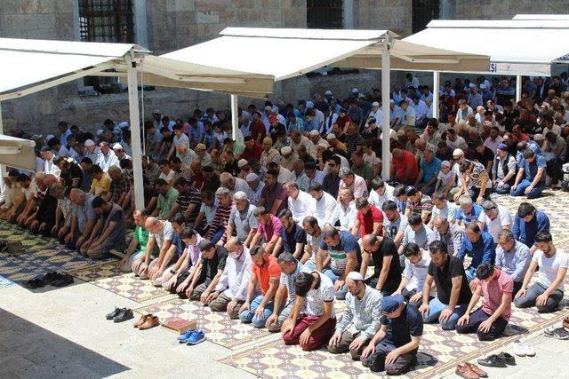 Bursalılar Ramazan’ın Son Cuma Namazında Ulu Cami’ye Akın Etti