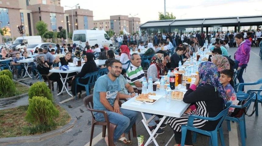 Kayapınar 64 Bin Kişiye İftar Verdi