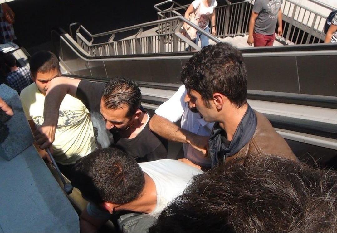 (&ouml;zel Haber) Taksim Meydanı&rsquo;nda Kolu Y&uuml;r&uuml;yen Merdivene Sıkışan Şahsı İtfayie Kurtardı