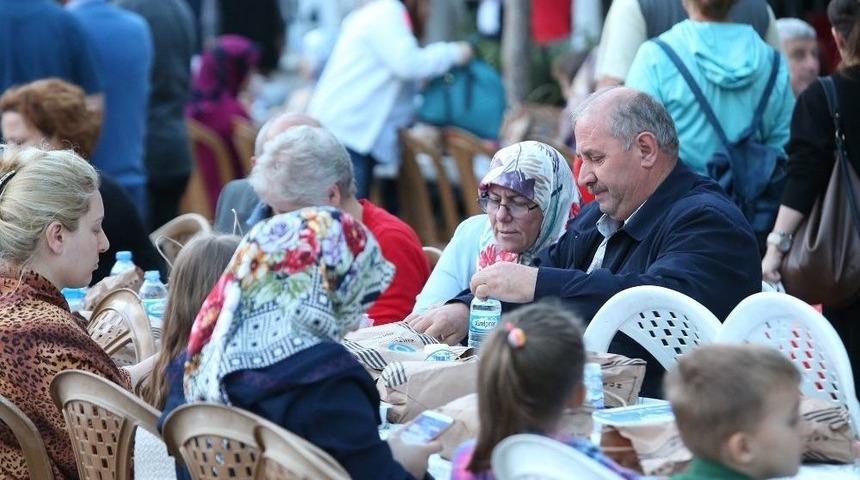 Sultangazi Belediyesi&rsquo;nden Edirne&rsquo;de İftar Sofraları