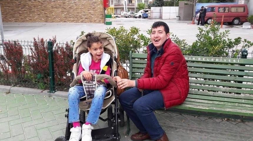 Spastik Engelli &Ccedil;ocuğa Bayram Hediyesi