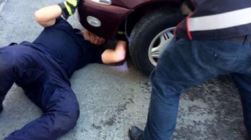 Otomobilin Motor B&ouml;l&uuml;m&uuml;ne Giren Yılanı Itfaiye &Ccedil;ıkardı